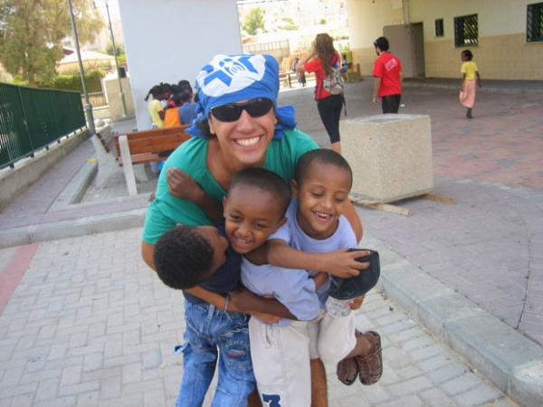 Felipe Haiut no seu trabalho voluntário com crianças etíopes (Foto: Malhação / Tv Globo)