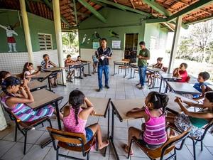 Na Escola Estadual Indígena Tingui-Botó, em Feira Grande, monitores dão aulas às crianças, mas trabalho deveria ser feito por professores índios com formação superior, segundo a Constituição (Foto: Jonathan Lins/G1)