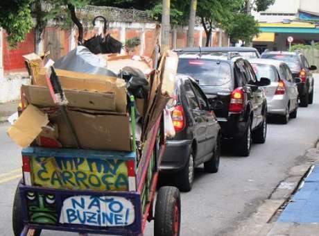 As experiências e o olhar que eles têm sobre a cidade são o que valem, pois veem beleza e falam das situações cotidianas das ruas, que muitos de nós nem imaginam que acontecem, afirma Mundano Foto: @pimpmycarroca/Facebook / Reprodução