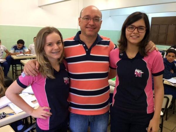 Fábio Leite com as filhas Nathalya e Anna Luíza: desafio maior de ser pai e professor (Foto: Fernanda Zauli/G1)
