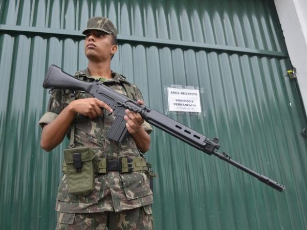 Soldados do Exército vigiam provas do Enem no Espírito Santo (Foto: Guilherme Ferrari/ A Gazeta)