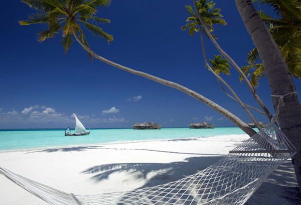 Rede em frente à praia do hotel (Foto: Gili Lankanfushi/Divulgação)