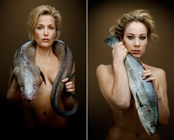 Atrizes Gillian Anderson e Jeany Spark posam com peixes para campanha contra pesca de arrasto. (Foto:  Fishlove/Rouvre)