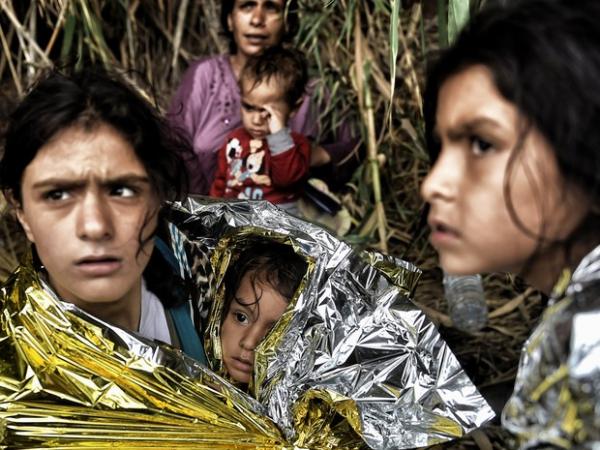 Refugiados sírios durante chegada na ilha grega de Lesbos, após cruzar o Mar Egeu da Turquia. O secretário-geral da ONU, Ban Ki-moon, pediu que os países europeus façam mais para ajudar os milhões de refugiados que chegam ao continente (Foto: Aris Messinis/AFP)