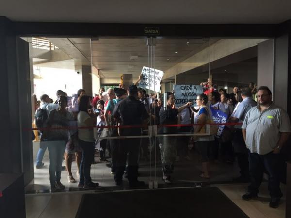 Alunos protestam em reunião com secretário em Bauru (Foto: Suéllen Rosim / TV TEM)