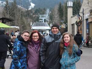 Elias viajou com os pais e a irmã Cecília em 2013 para o Canadá (Foto: Arquivo Pessoal)