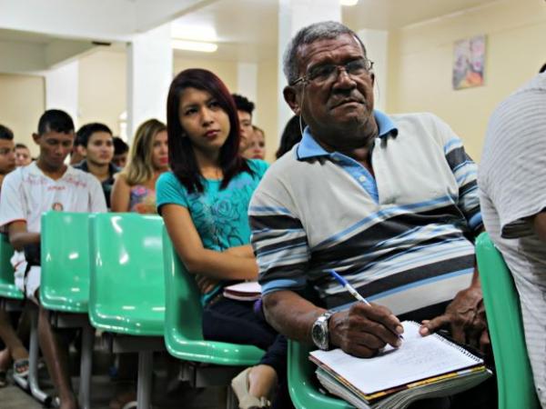 Alonso Santos é servidor público e estudante do 3º ano do ensino médio (Foto: Adneison Severiano/G1 AM)