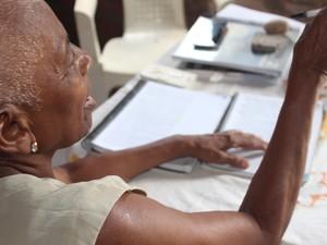 Aos 76 anos, Osmarina mostra disposição aos estudos (Foto: Fernando Brito/G1)