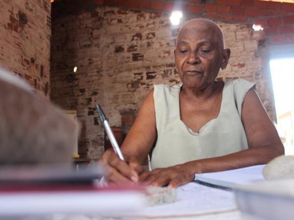 Focada nos estudos, Osmarina Duarte, 76 anos, se mostra otimista (Foto: Fernando Brito/G1)