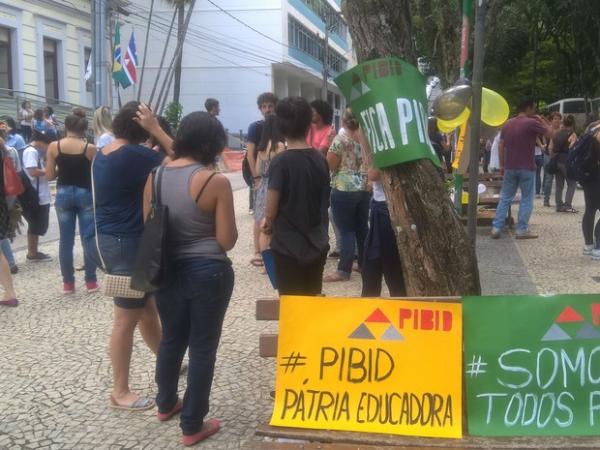 Manifestação PIBID Juiz de Fora (Foto: Roberta Oliveira/ G1)