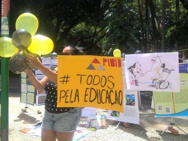 Manifestação PIBID Juiz de Fora (Foto: Reprodução/ TV Integração)