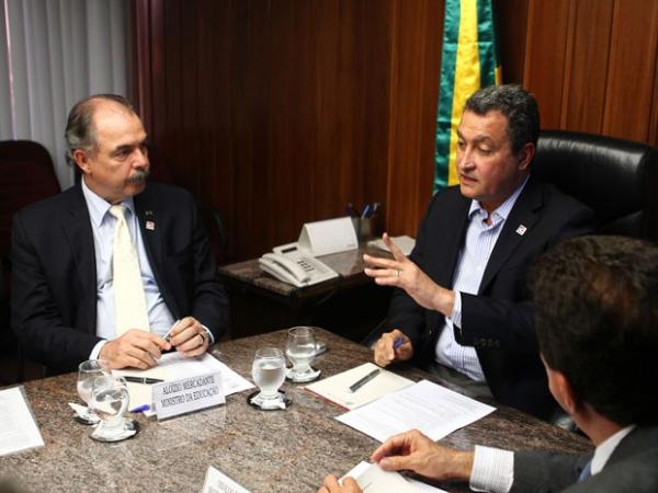 Minsitro Aloizio Mercadante se reuniu com governador da Bahia nesta terça (Foto: Mateus Pereira/GOVBA)
