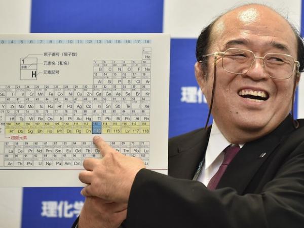 O cientista Kosuke Morita exibe cópia da Tabela Periódica contendo o elemento 113, criado por japoneses do Instituto Riken (Foto: Kazuhiro Nogi/France Presse)