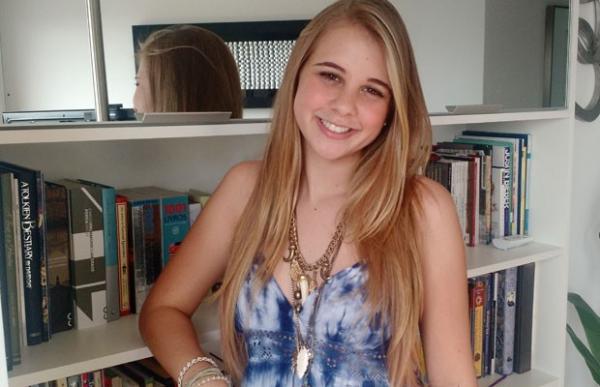 Nonô Lellis gosta de ler clássicos e sagas adolescentes. (Foto: Luiza Tenente/G1)