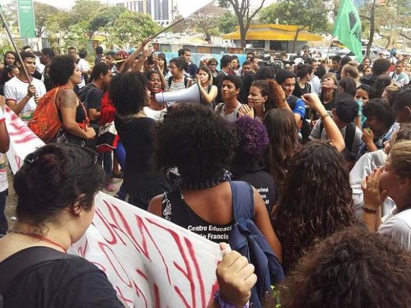 Estudantes durante manifestação contra o fim da isenção da taxa para o PAS (Foto: Isabella Calzolari/G1)