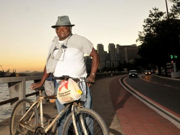 Joaquim pedala todos os dias atrás do sonho de ser delegado (Foto: Fernando Madeira / A Gazeta)