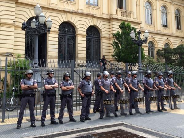 Policiais militares se posicionam em frente à Secretaria Estadual de Educação, na Praça da República, no Centro (Foto: Carolina Dantas/G1)
