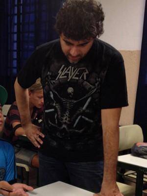 Emerson Gomes resolve dúvida de aluno em aula que relaciona heavy metal e física (Foto: Arquivo Pessoal)