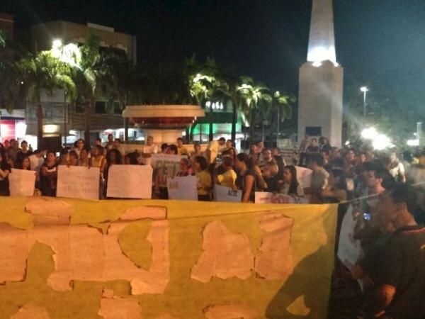 Professores fizeram uma corrente humana no Centro de Rio Branco (Foto: Iryá Rodrigues/G1)