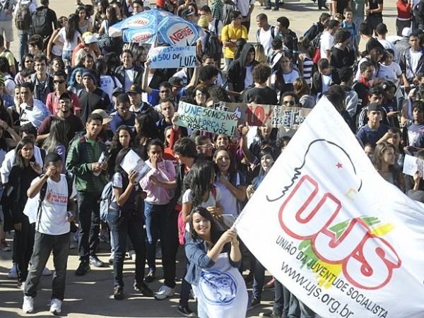 Estudantes de universidades federais fazem ato em apoio à greve dos professores. Segundo o Sindicato Nacional dos Docentes das Instituições de Ensino Superior (Andes), atualmente professores de 54 instituições federais de ensino superior paralisaram as at (Foto: Antônio Cruz/ABr)