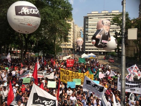 Bonecos que representam Alckmin e secretário da Educação durante ato na Praça da República, no Centro de SP, nesta terça-feira (Foto: Carolina Dantas/G1)