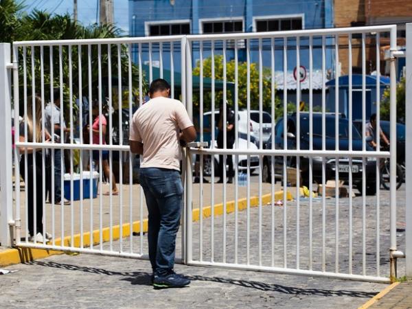 SÁBADO (8) - MACEIÓ (AL) - Portões são fechados ao meio-dia em Maceió para a prova do Enem (Foto: Jonathan Lins/G1)