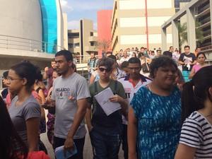 Enem 2015 - Sábado (7) - Goiânia - Goiás - Alunos terminam provas no Enem na PUC (Foto: Paula Resende/G1)