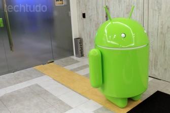 No detalhe, o mascote Android recebe os visitantes na sede do Google Brasil (Foto: Isadora Díaz/TechTudo)