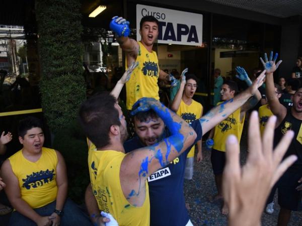 Estudantes fazem festa para comemorar a aprovação no vestibular da Fuvest (Foto: Fabio Tito/ G1)