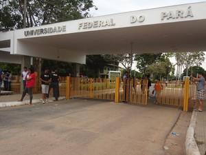 Últimos candidatos deixam o campus da UFPA, no bairro do Guamá, em Belém, no primeiro dia de provas do Enem. (Foto: Luana Laboissiere/G1)