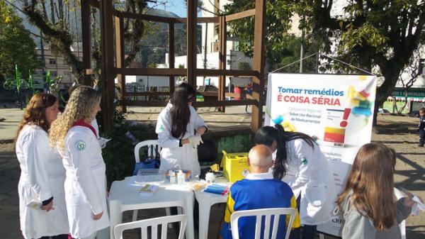 Cursos de Saúde do UNIFESO realizam ação social na passagem da tocha olímpica