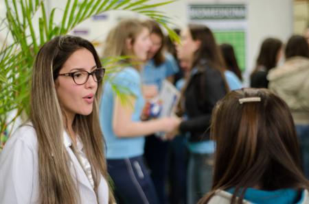 Feira das Profissões Unesc ajuda estudantes a decidir seu futuro