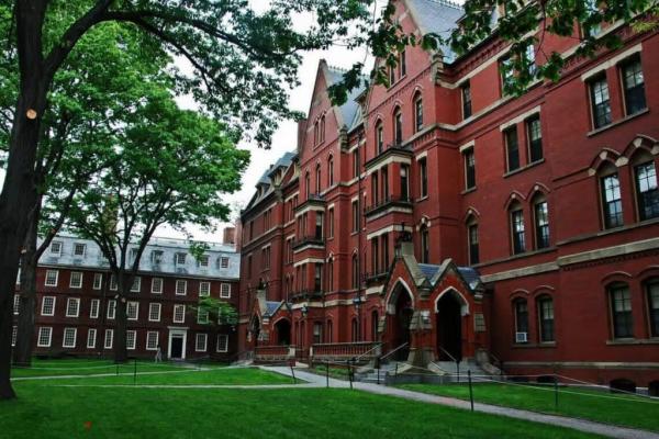 Harvard torna ensino gratuito para mais famílias