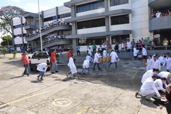 “Grande Acidente” e “Inesperado Plantão de Atendimento” recebem calouros de Medicina e Enfermagem no UNIFESO