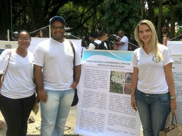 Por medo de perder bolsas, professores fazem ato em MG