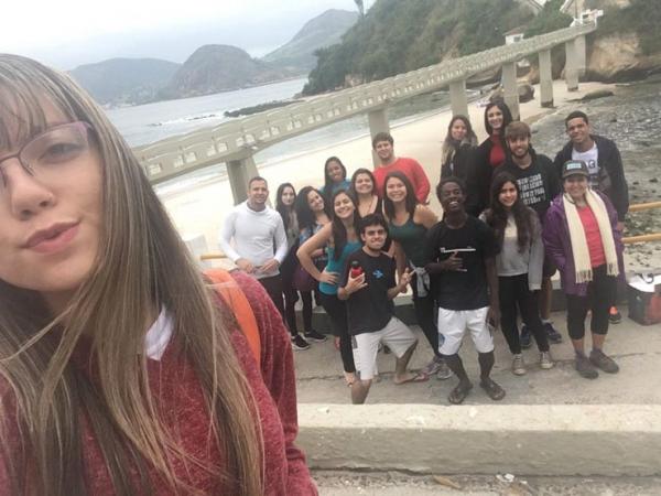 Praia de Niterói se torna laboratório ao ar livre para estudantes do UNIFESO