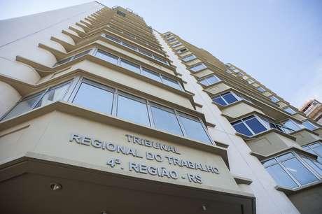 TRT da 4ª Região abre 18 vagas com salários até R$ 8,8 mil