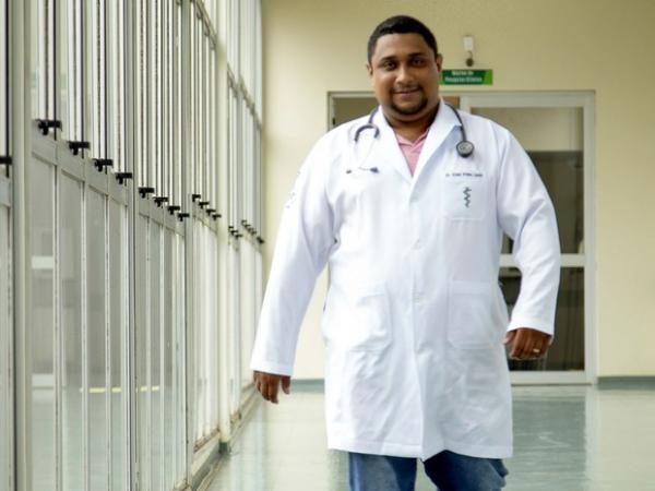 UEM forma primeiro médico a entrar na instituição por vestibular indígena