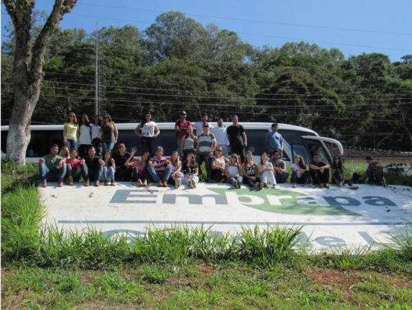 Veterinária do UNIFESO visita EMBRAPA